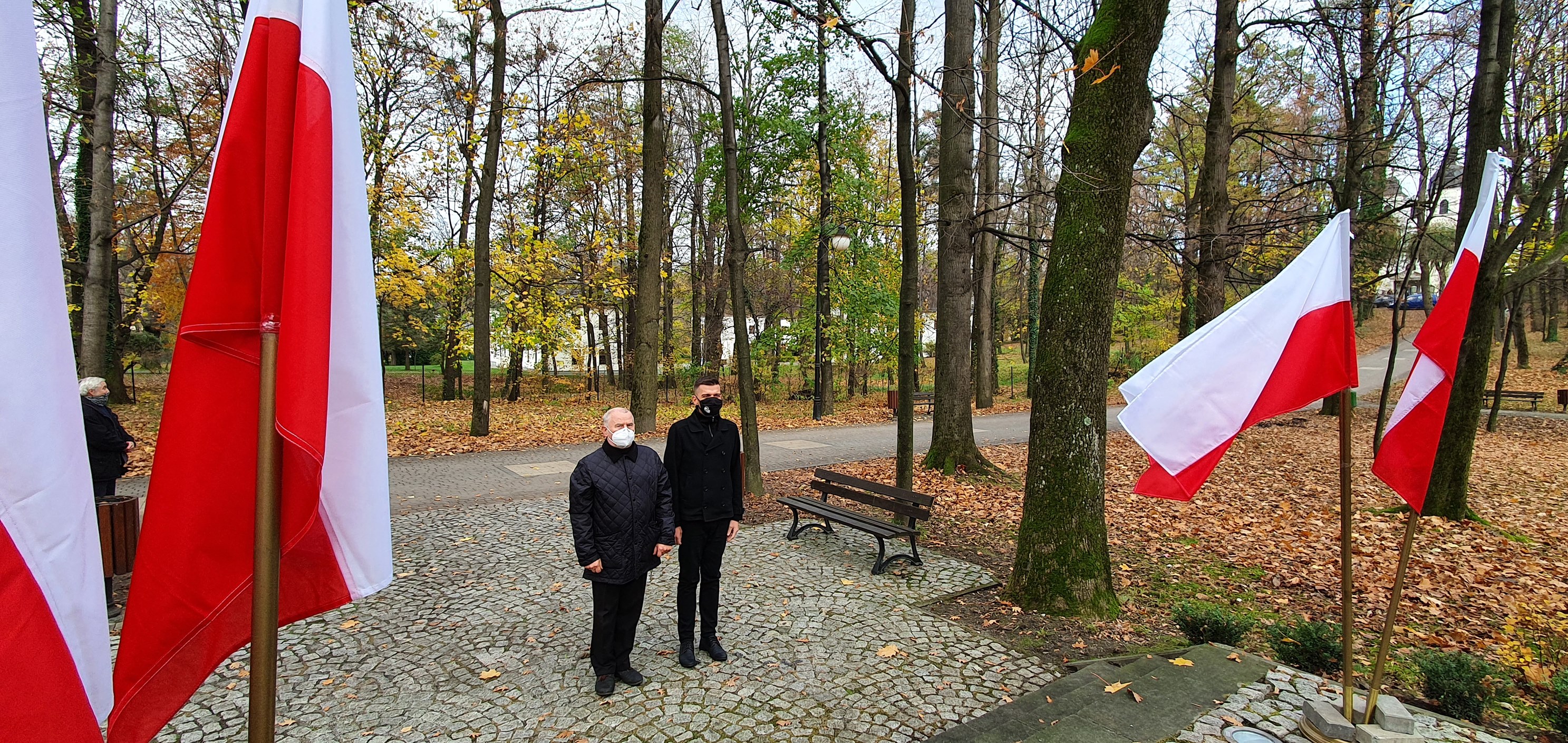 Wójt Gminy Jaworze Radosław Ostałkiewicz oraz Przewodniczący Rady Gminy Zbigniew Putek przed pomnikiem Józefa Piłsudskiego w Jaworzu